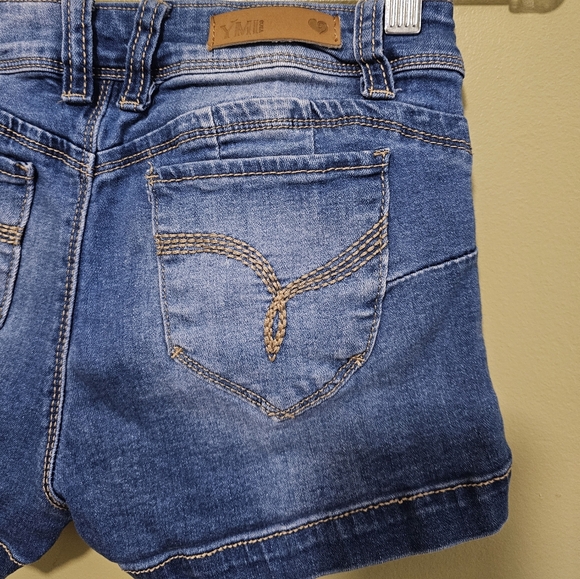 YMI Wanna Bet your Butt? Mid-Rise Jeans shorts Size 1 - Picture 5 of 8